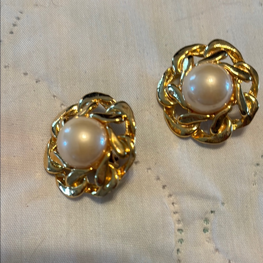 Elegant Gold and Pearl Earrings